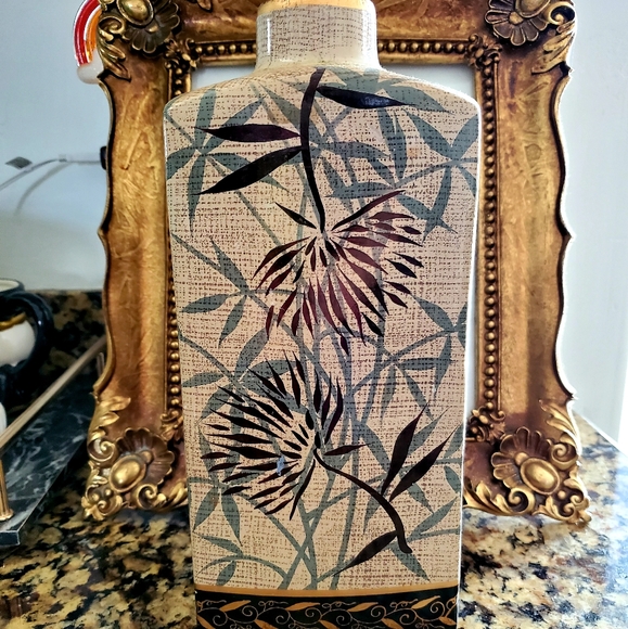 Elegant ceramic vase with bamboo leaves design - Picture 2 of 7